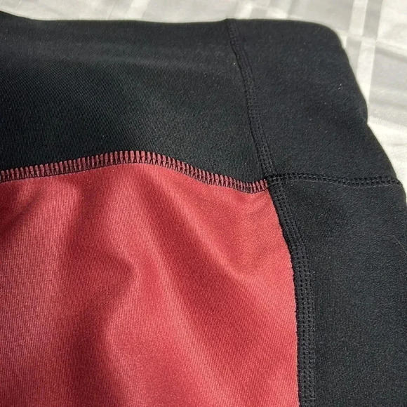 BNWT MPG printed capris cropped leggings BLACK and burgundy activewear - Picture 12 of 12